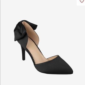 Black bow pumps
